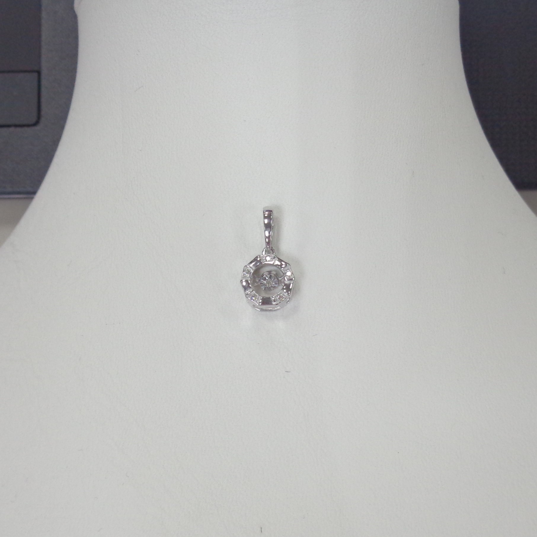 Серебряная подвеска с бриллиантами "Танцующий камень"